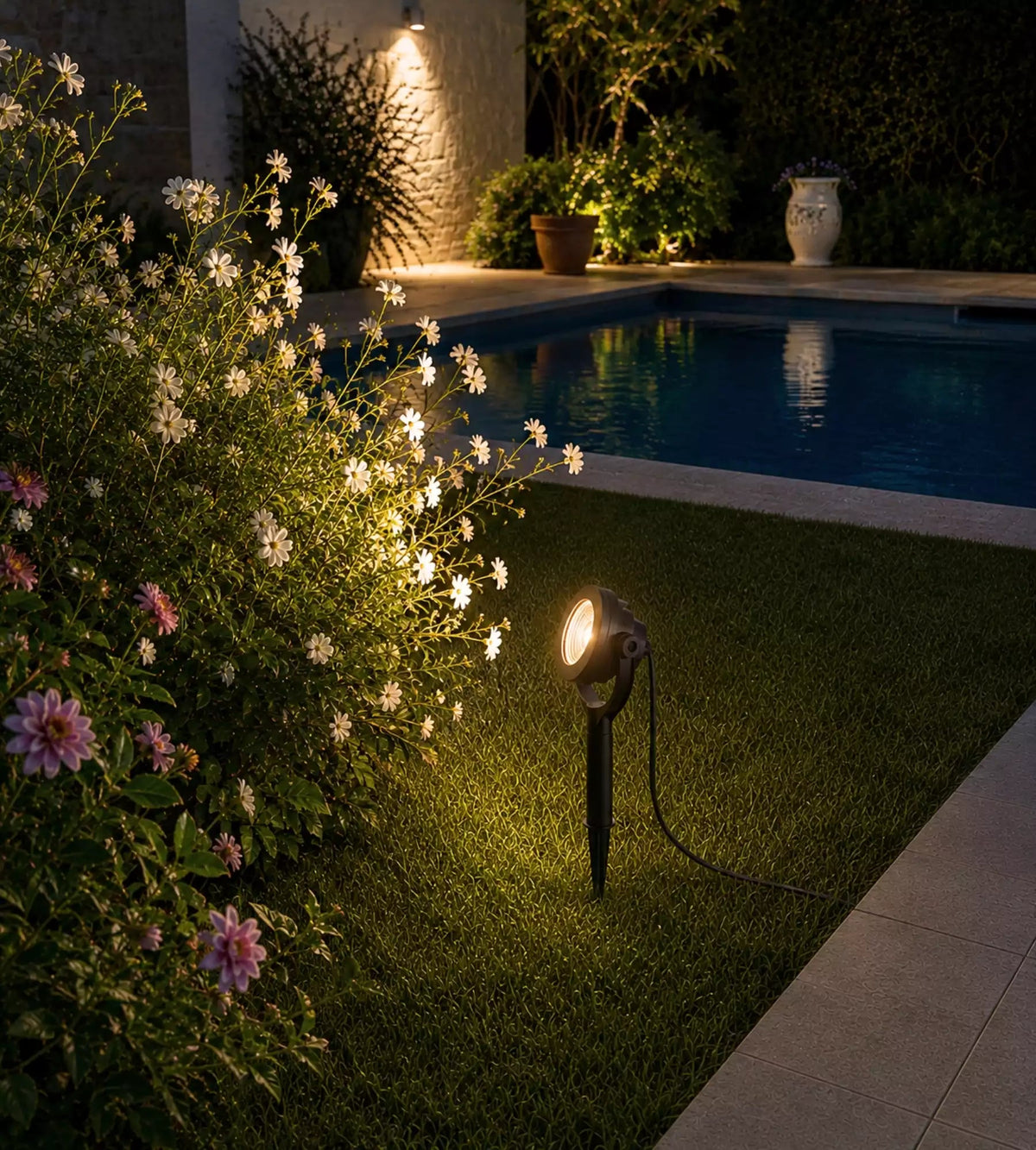 Spot piquet extérieur LED basse tension BAYA - 12V - 1000 lumens - Orientable - Lumihome