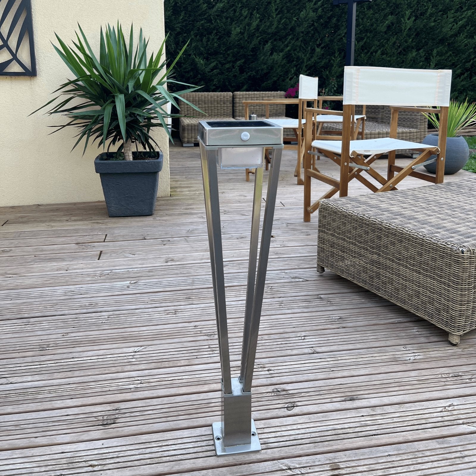 Borne extérieur solaire inox LUXOR - Détecteur de mouvements - 3 modes d'éclairage de 75 à 600 lumens - Lumihome-France.com