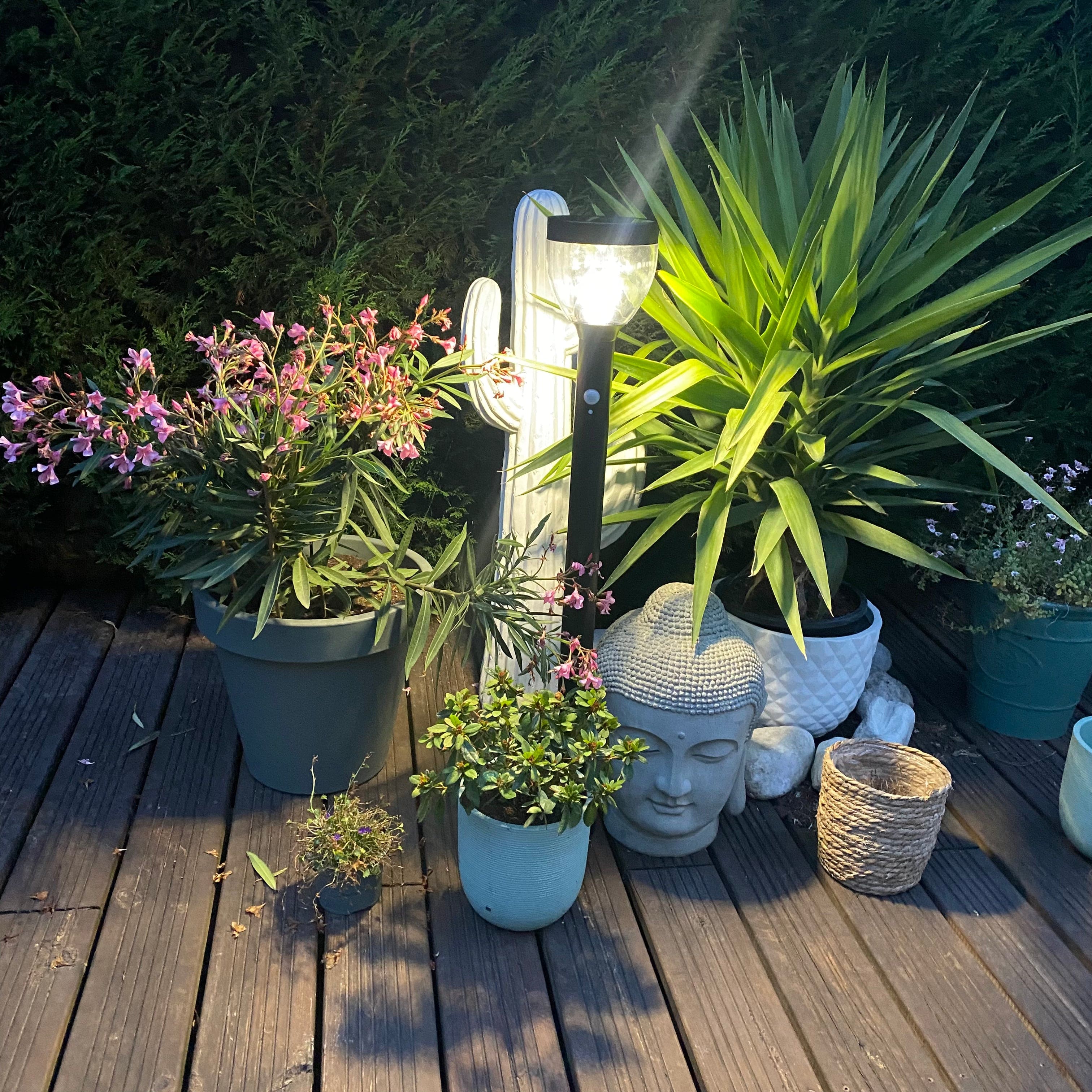 Borne solaire noire LUNA - Détecteur de mouvements - 3 modes d'éclairages de 75 à 600 lumens - Lumihome