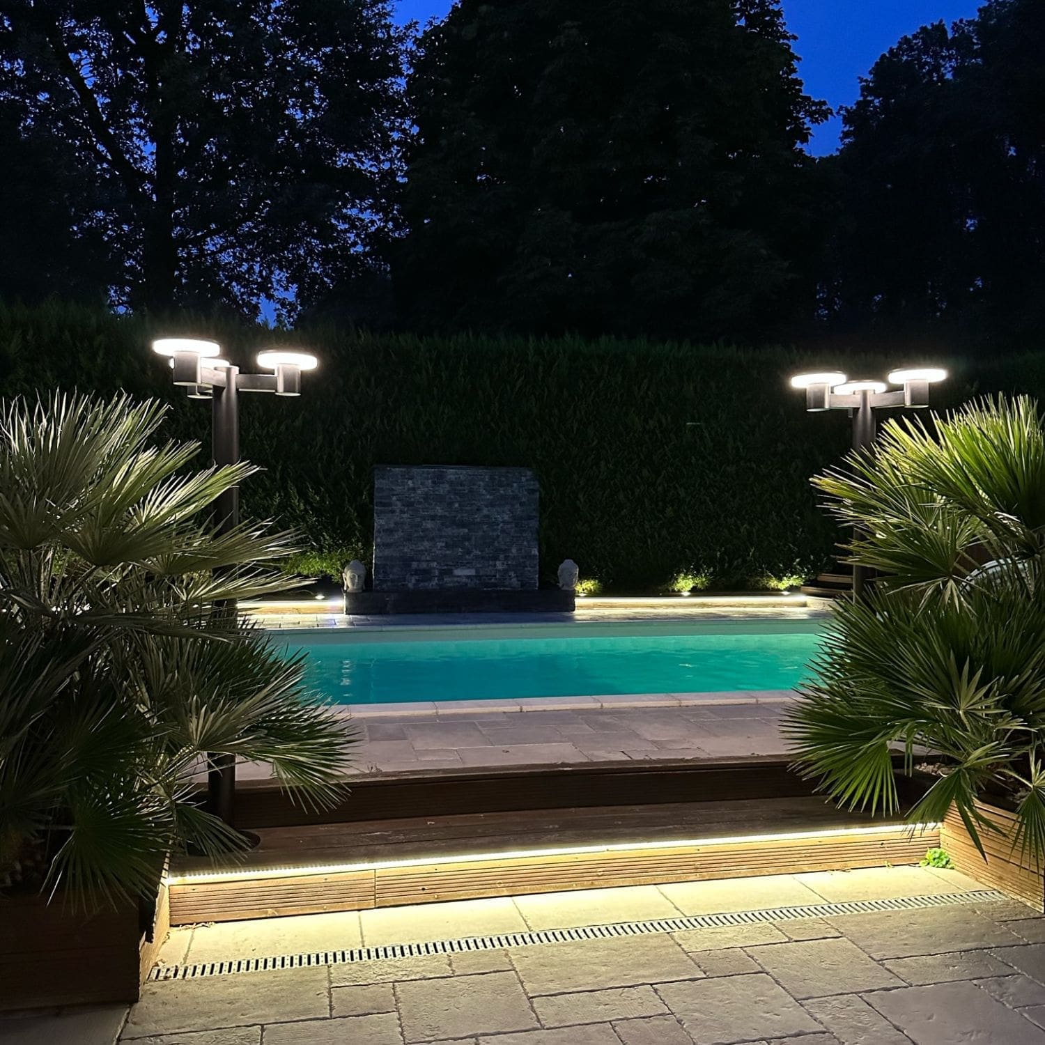 Lampadaire solaire Led ALTO 3000 - Hauteur 2m - Télécommandable - 300 à 3000 lumens - Lumihome-France.com